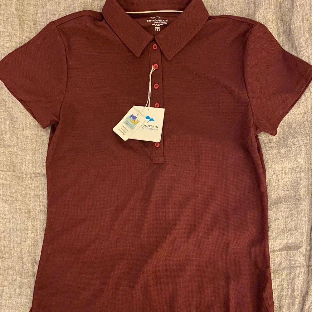 NWT maroon polo golf shirt. Womens size small - Picture 2 of 5
